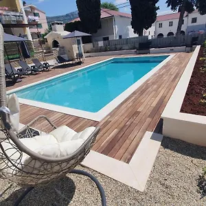 Apartman Mestrovic With Heated Swiming Pool- Near Split, Kastela